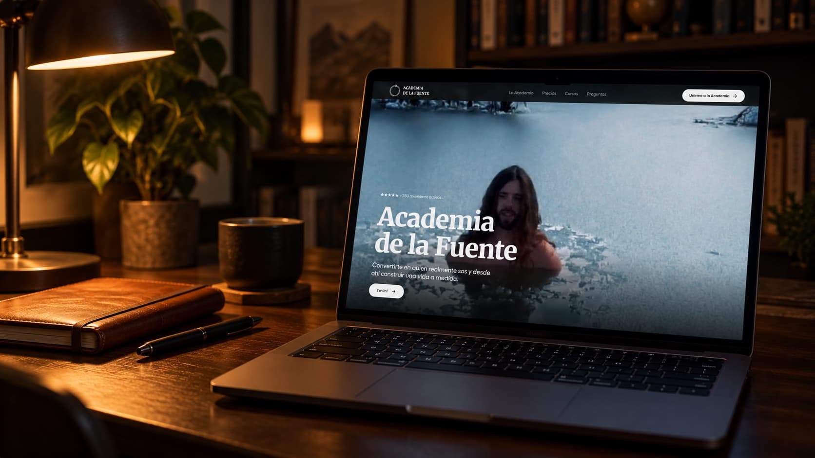 Portátil sobre un escritorio de estudio mostrando la portada de Academia de la Fuente