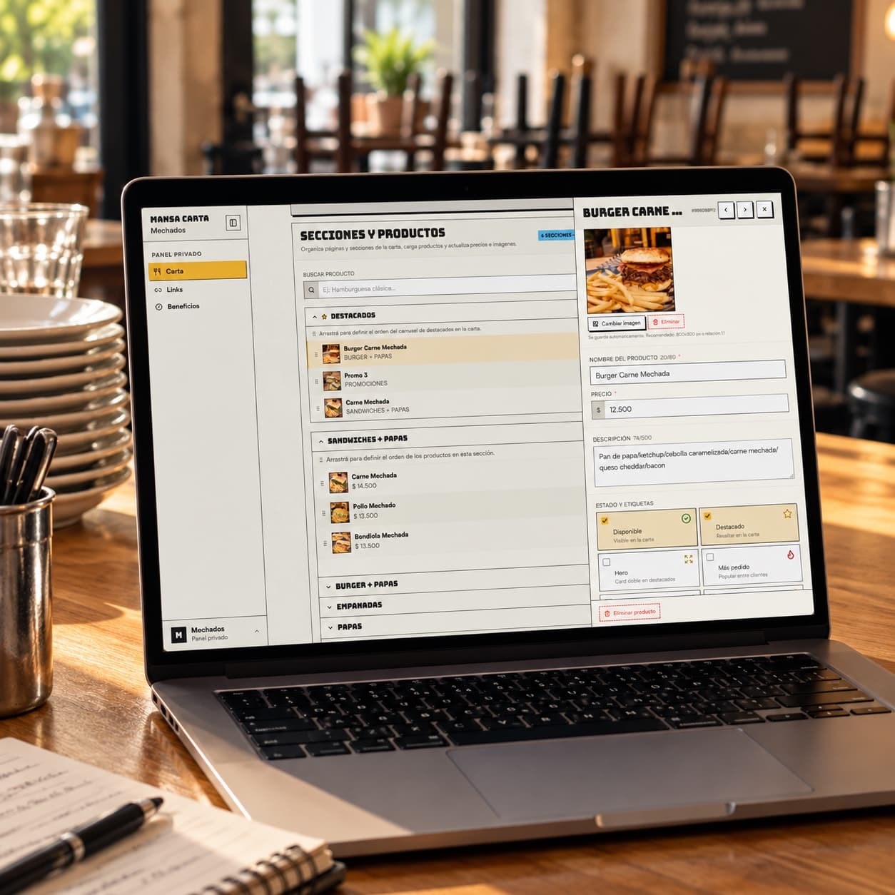 Portátil en la barra de un restaurante mostrando el editor de platos y precios de Mansa Carta