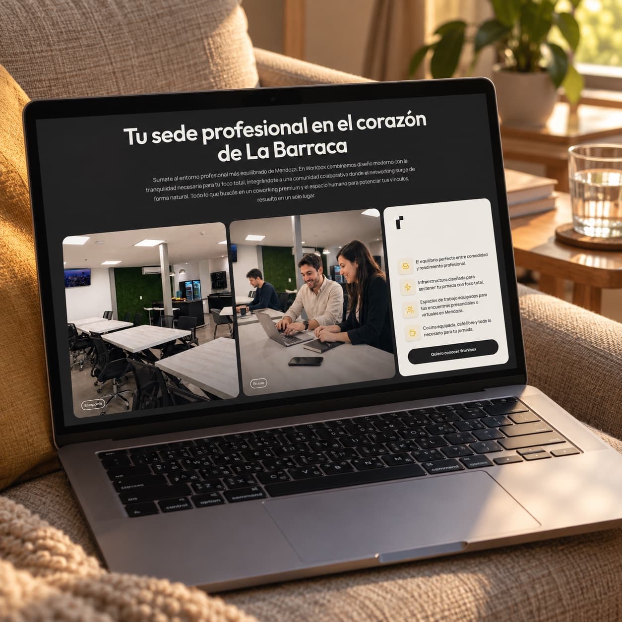 Portátil sobre un sillón mostrando los espacios de Workbox